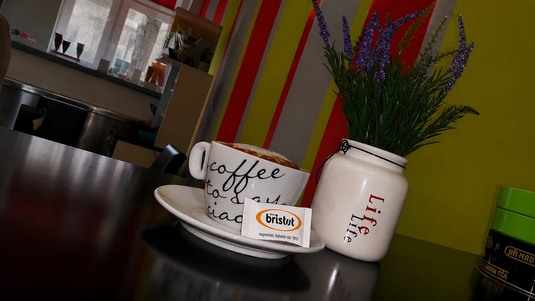 Bristot espresso u šoljici s natpisom „coffee to say ciao“ i grančicom lavande