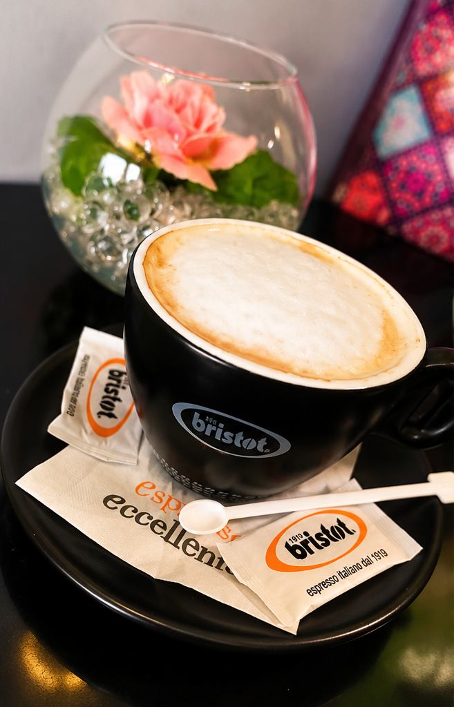 Kapućino u Gelato Caffe šoljici na tacni