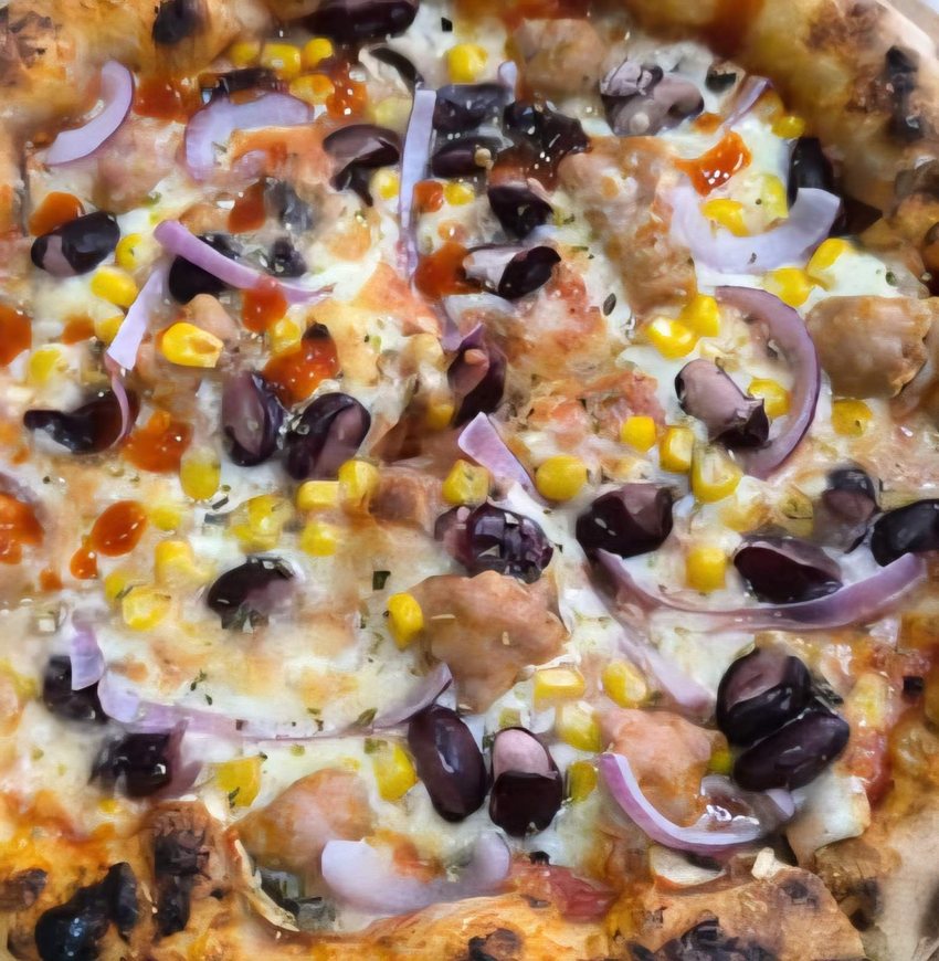 Pizza sa kukuruzom, maslinama i crvenim lukom