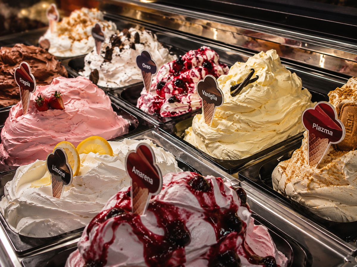 Vitrina sa zanatskim sladoledima — fragola, vaniglia, limone, amarena, plazma